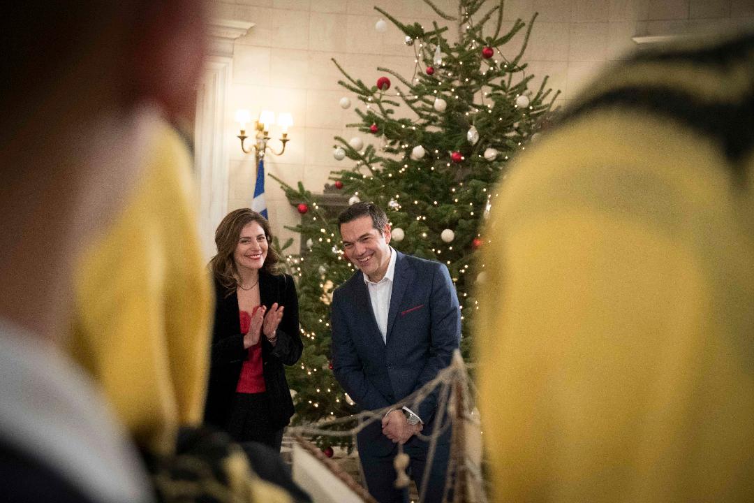 Τα Πρωτοχρονιάτικα κάλαντα άκουσε ο πρωθυπουργός μαζί με την Μπέτυ Μπαζιάνα