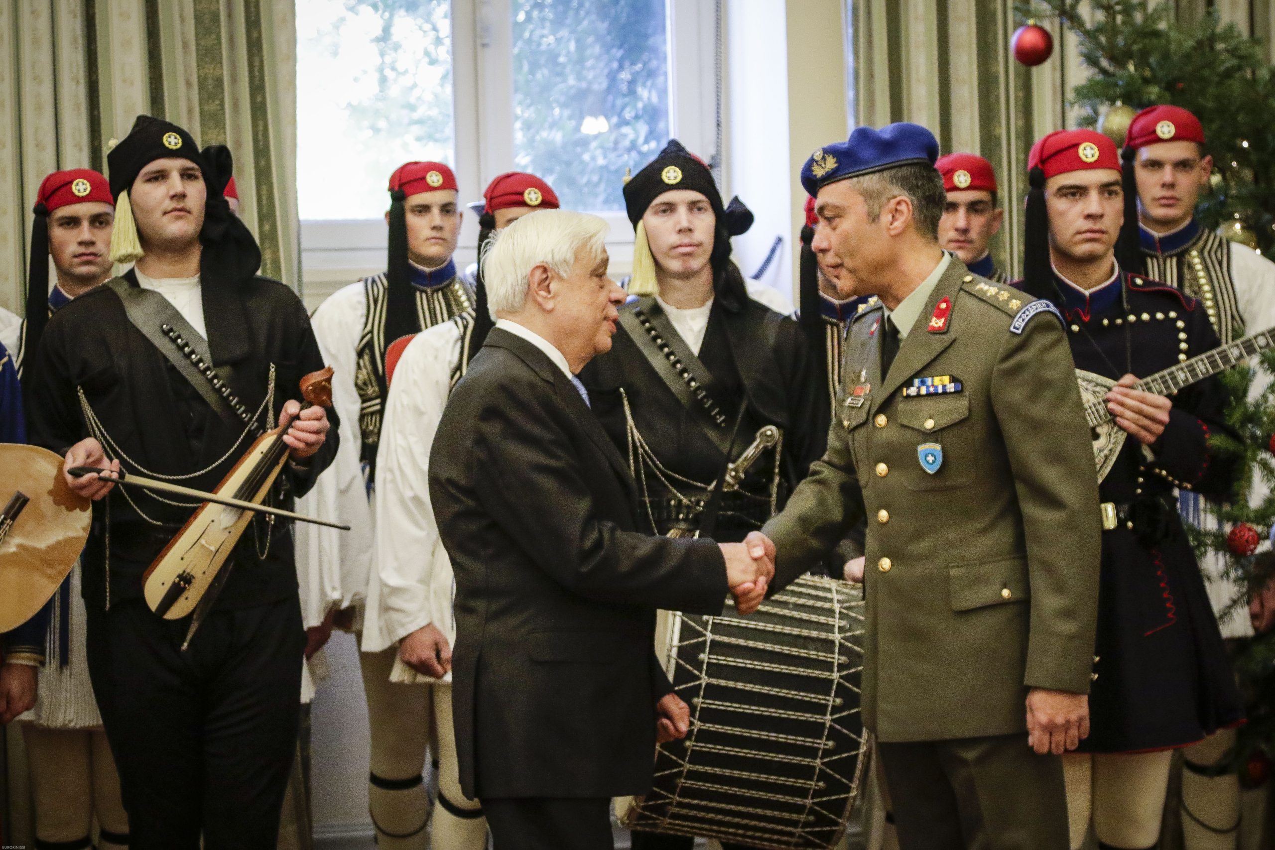 Τα Πρωτοχρονιάτικα κάλαντα έψαλλαν στον Παυλόπουλο