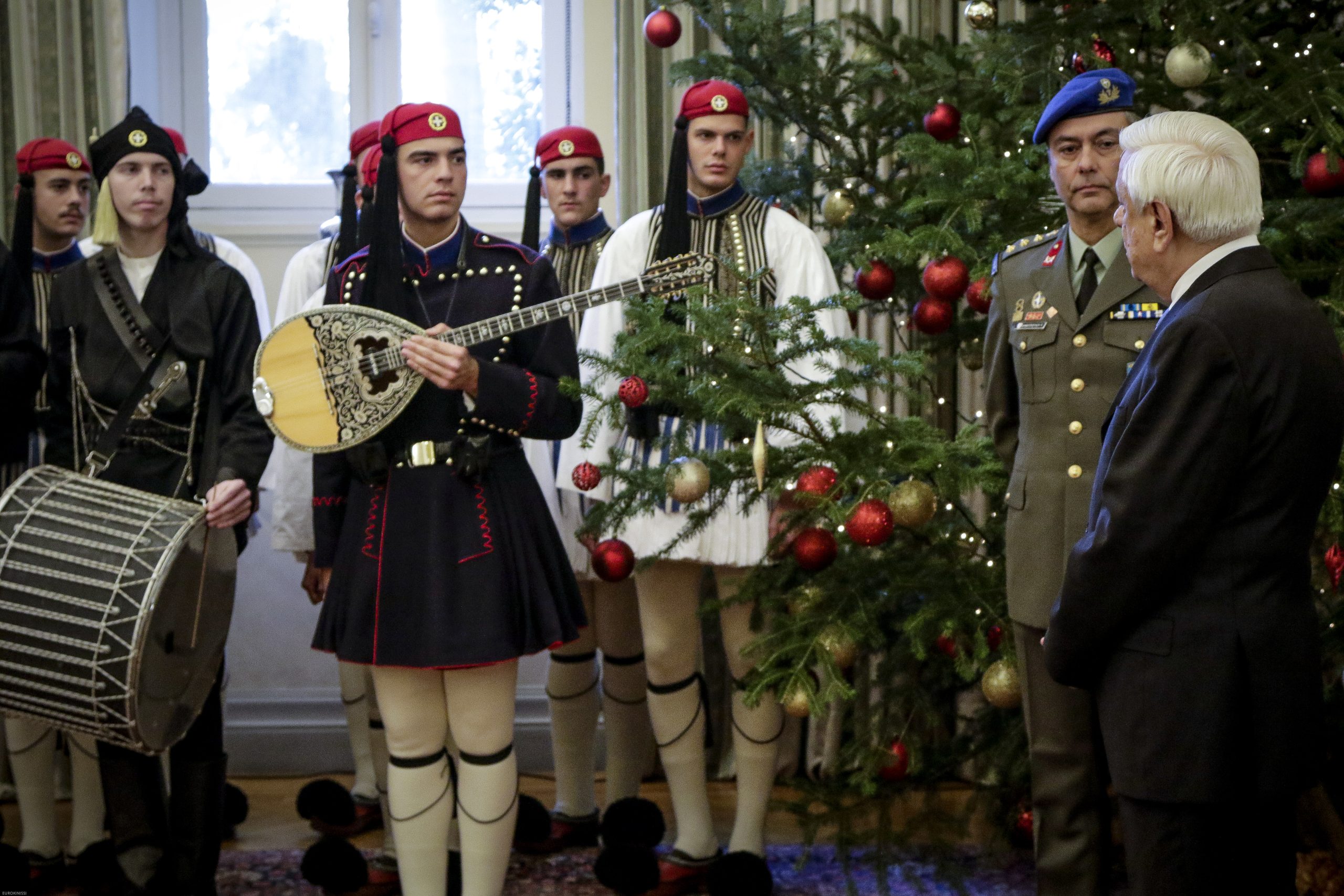 Τα Πρωτοχρονιάτικα κάλαντα έψαλλαν στον Παυλόπουλο