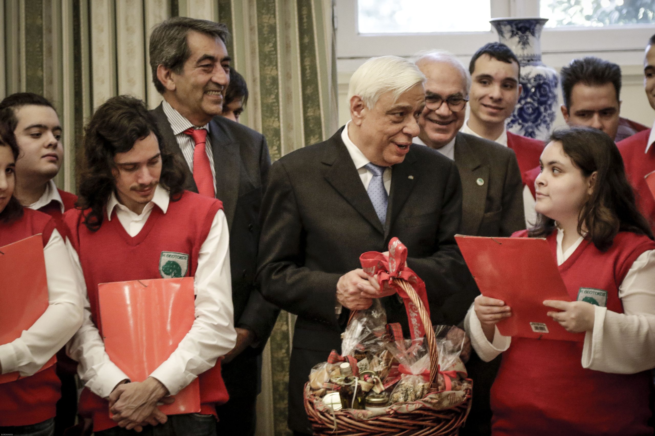 Τα Πρωτοχρονιάτικα κάλαντα έψαλλαν στον Παυλόπουλο