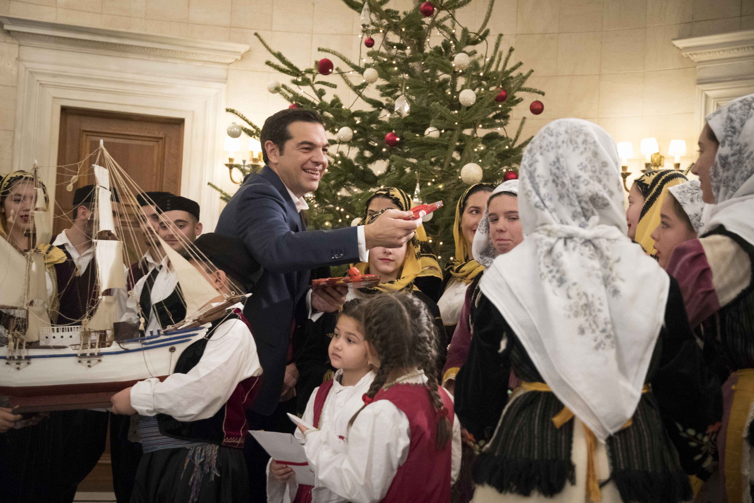 Τα Πρωτοχρονιάτικα κάλαντα άκουσε ο πρωθυπουργός μαζί με την Μπέτυ Μπαζιάνα