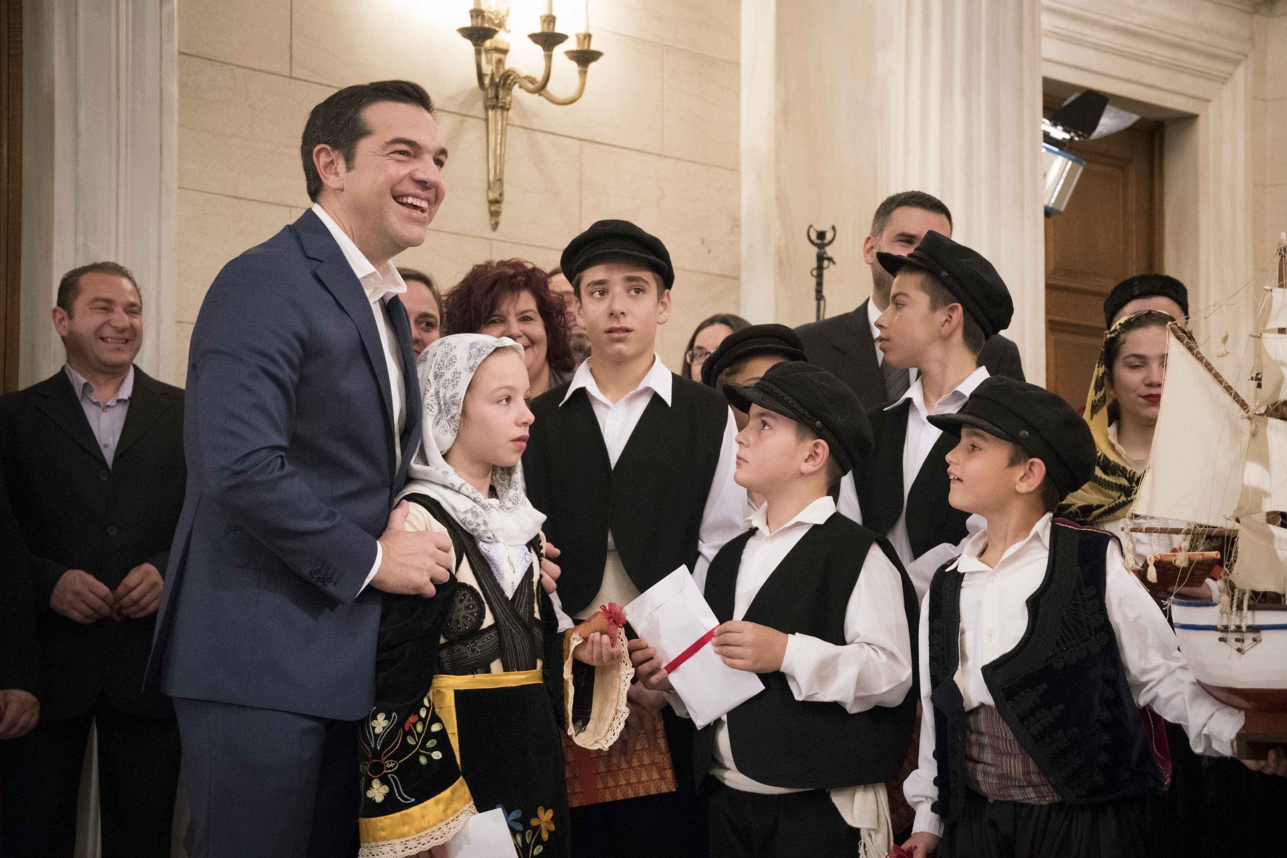 Τα Πρωτοχρονιάτικα κάλαντα άκουσε ο πρωθυπουργός μαζί με την Μπέτυ Μπαζιάνα
