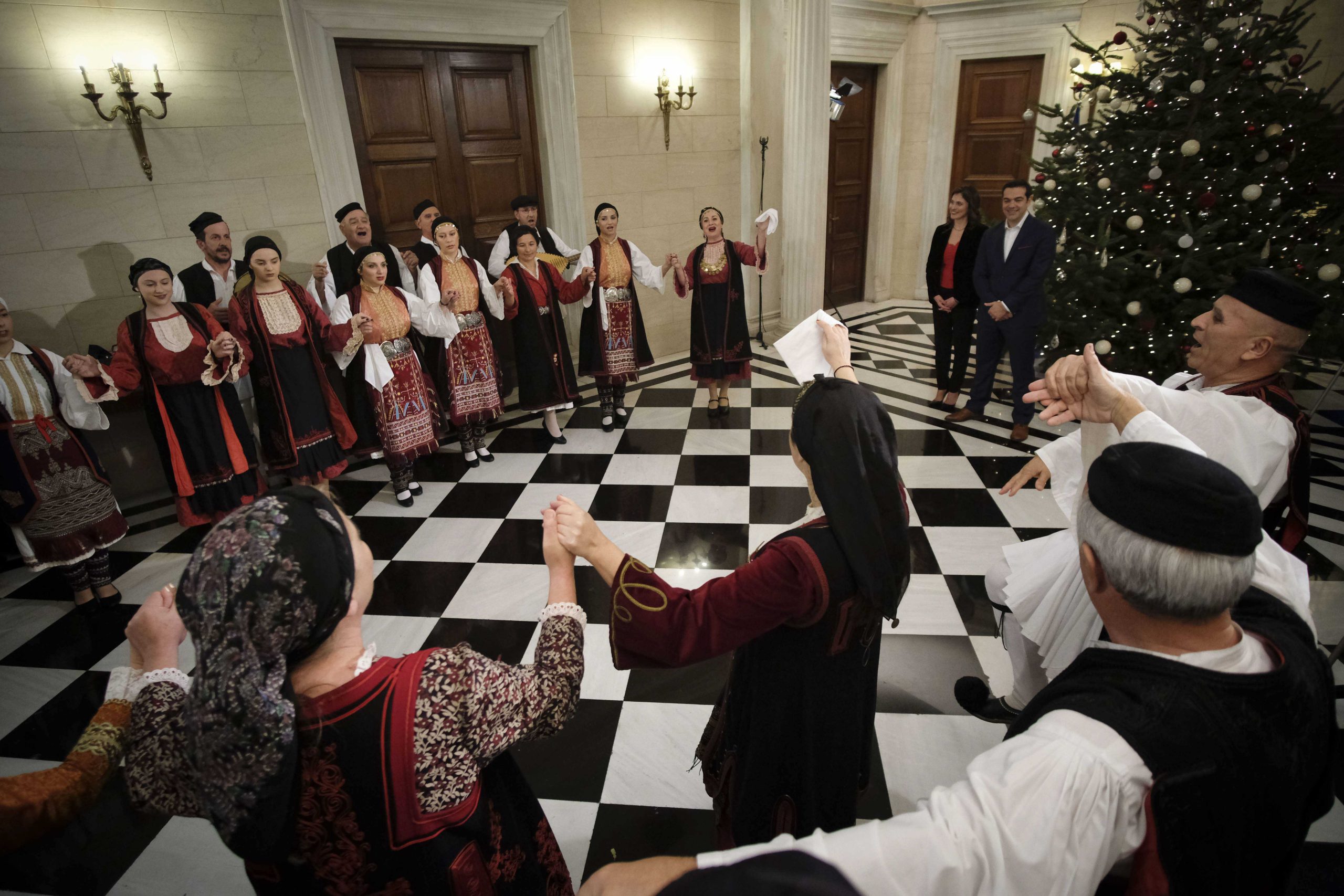 Τα Πρωτοχρονιάτικα κάλαντα άκουσε ο πρωθυπουργός μαζί με την Μπέτυ Μπαζιάνα