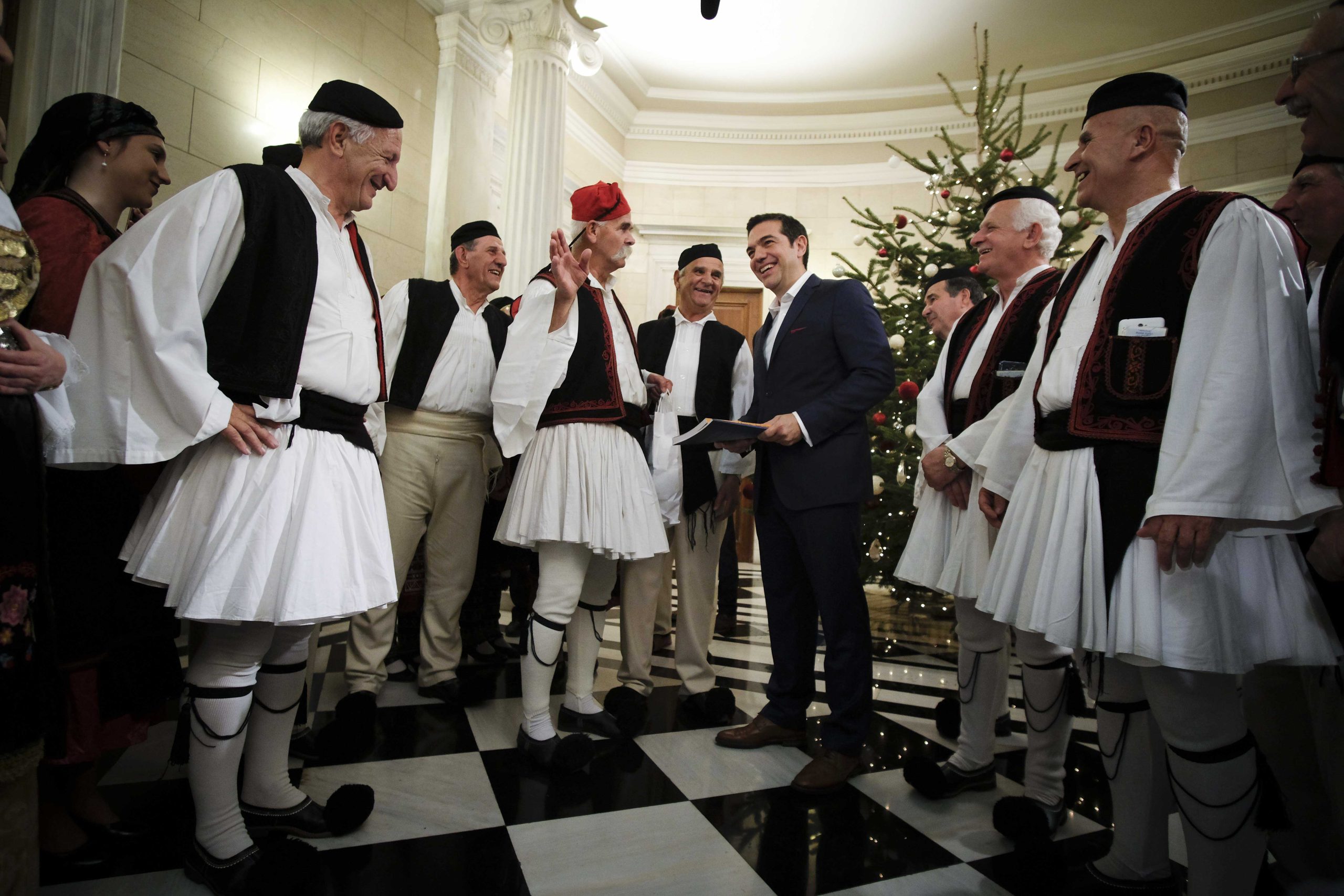 Τα Πρωτοχρονιάτικα κάλαντα άκουσε ο πρωθυπουργός μαζί με την Μπέτυ Μπαζιάνα