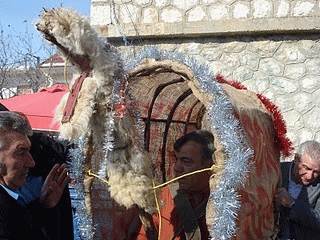 “Η μπαμπού” και τα “Εννέα Φαγιά”