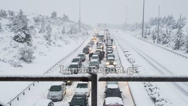 Επί οκτώ ώρες «κολλημένοι» στην εθνική – Οι ουρές έφταναν τα 15 χιλιόμετρα