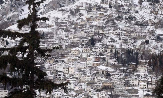 Χιονίζει στο Πήλιο: Στα λευκά το χιονοδρομικό κέντρο