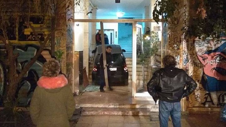 Απίστευτο: Αυτοκίνητο εισέβαλε σε πολυκατοικία (Εικόνα)