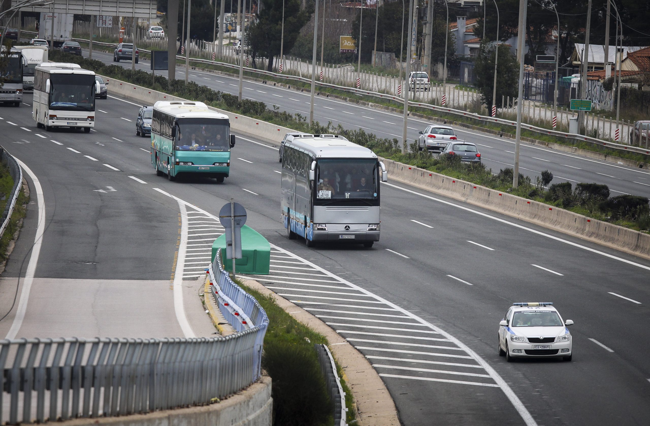 Με τον Εθνικό Ύμνο οι πρώτοι διαδηλωτές στην Αθήνα