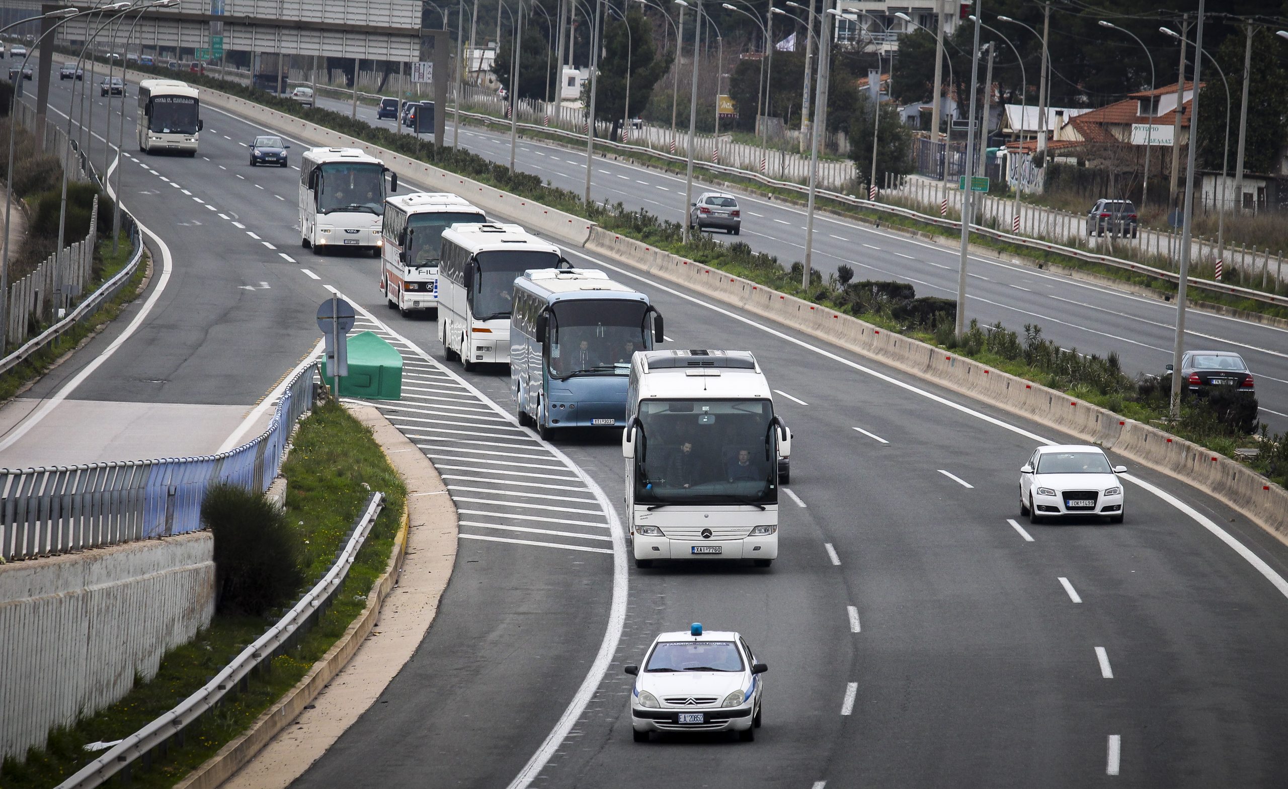 Με τον Εθνικό Ύμνο οι πρώτοι διαδηλωτές στην Αθήνα