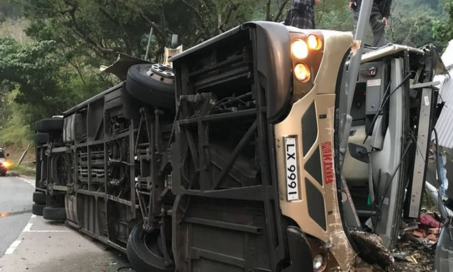 Τραγωδία στο Χονγκ Κονγκ με ανατροπή λεωφορείου – Τουλάχιστον 19 νεκροί 