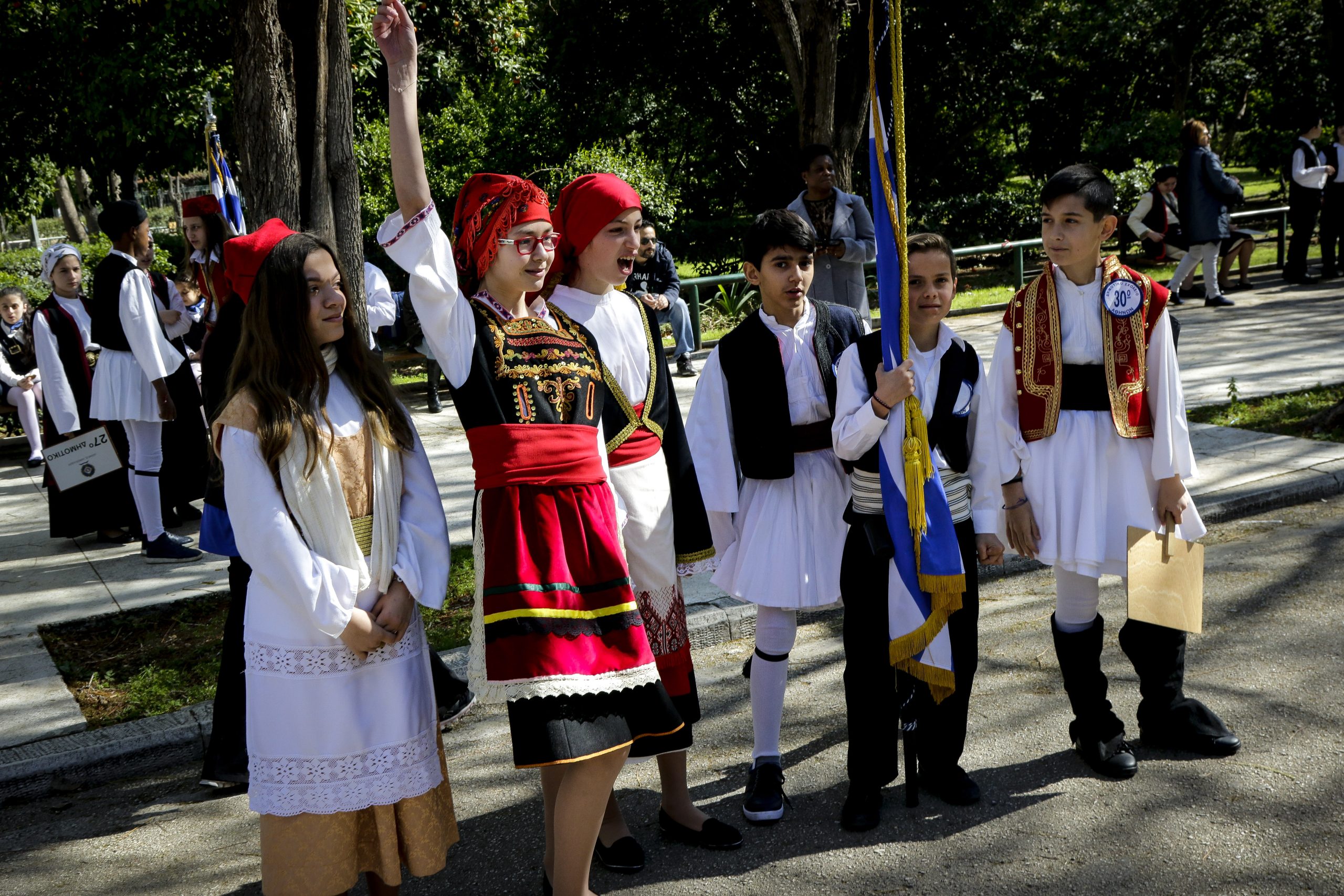 Σε εξέλικη η μαθητική παρέλαση στο κέντρο της Αθήνας (Εικόνες)