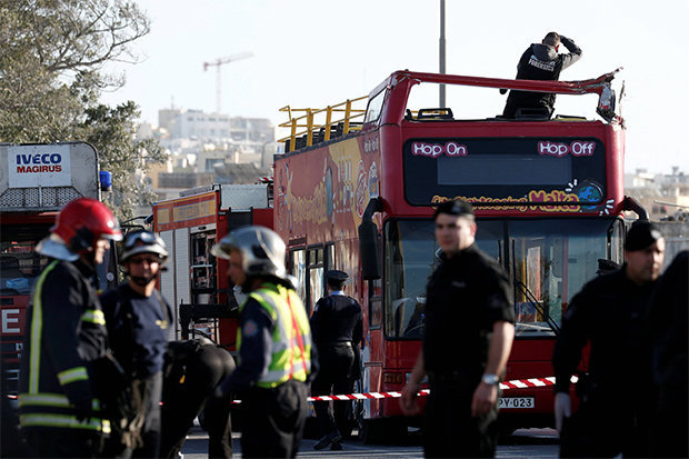 Δύο νεκροί και 50 τραυματίες μετά από σύγκρουση λεωφορείου με κλαδί δέντρου
