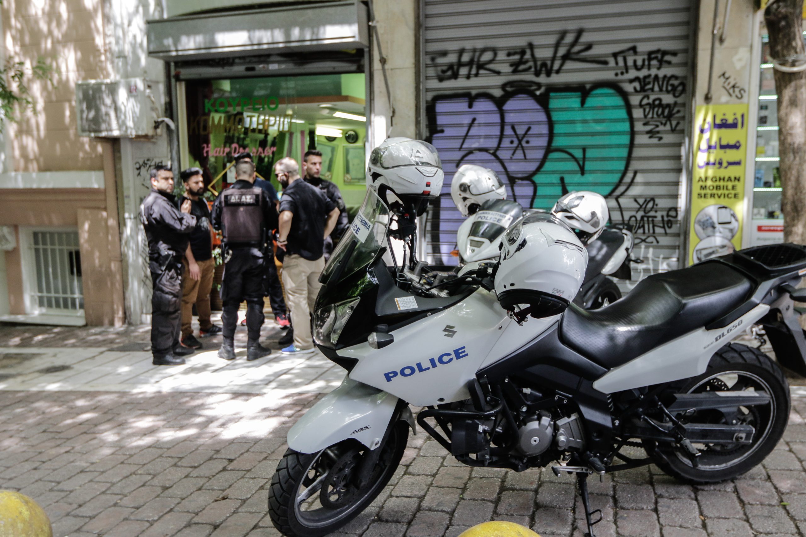 Πυροβολισμοί στην Πλατεία Βικτωρίας - Ένας τραυματίας (Εικόνες)