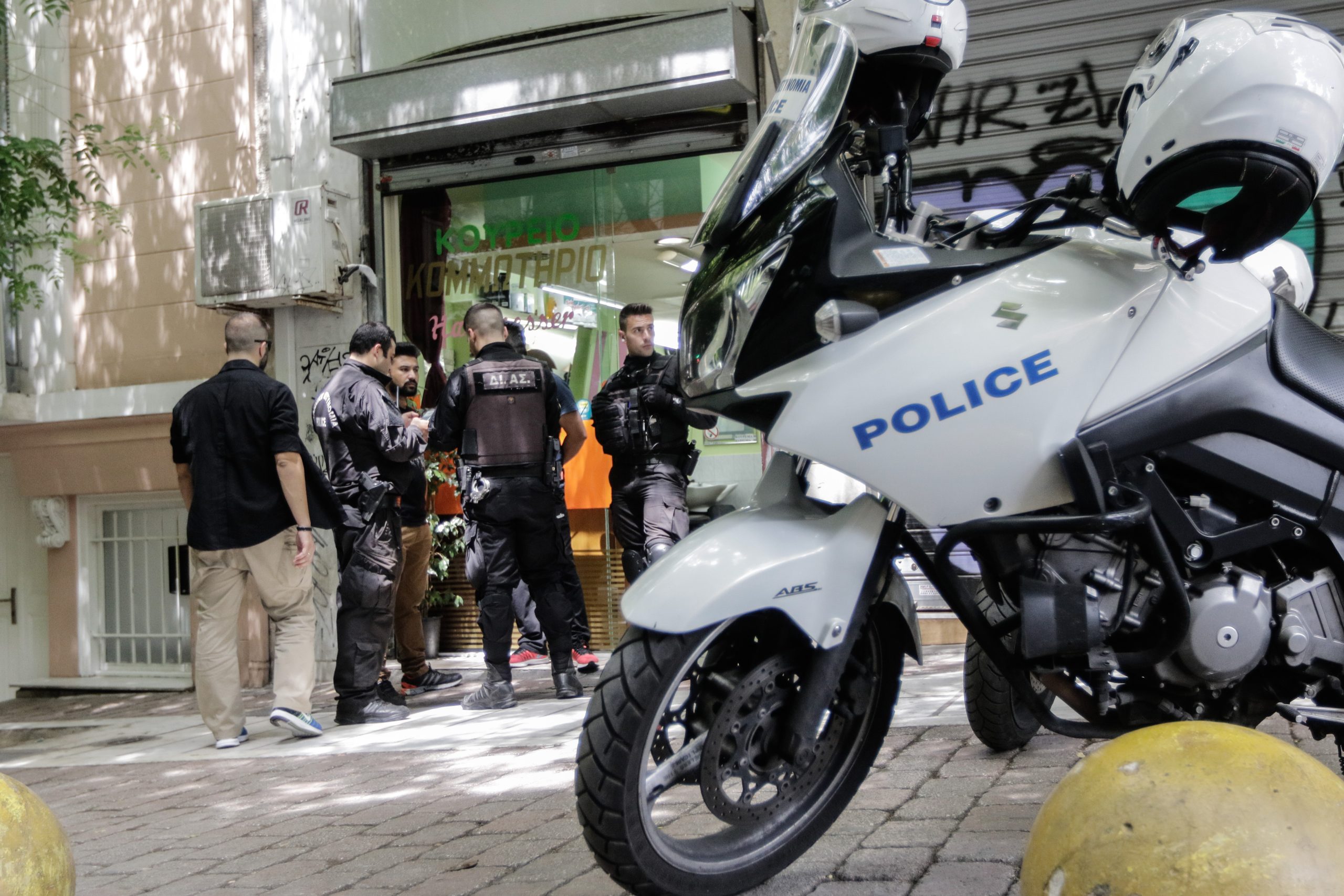 Πυροβολισμοί στην Πλατεία Βικτωρίας - Ένας τραυματίας (Εικόνες)