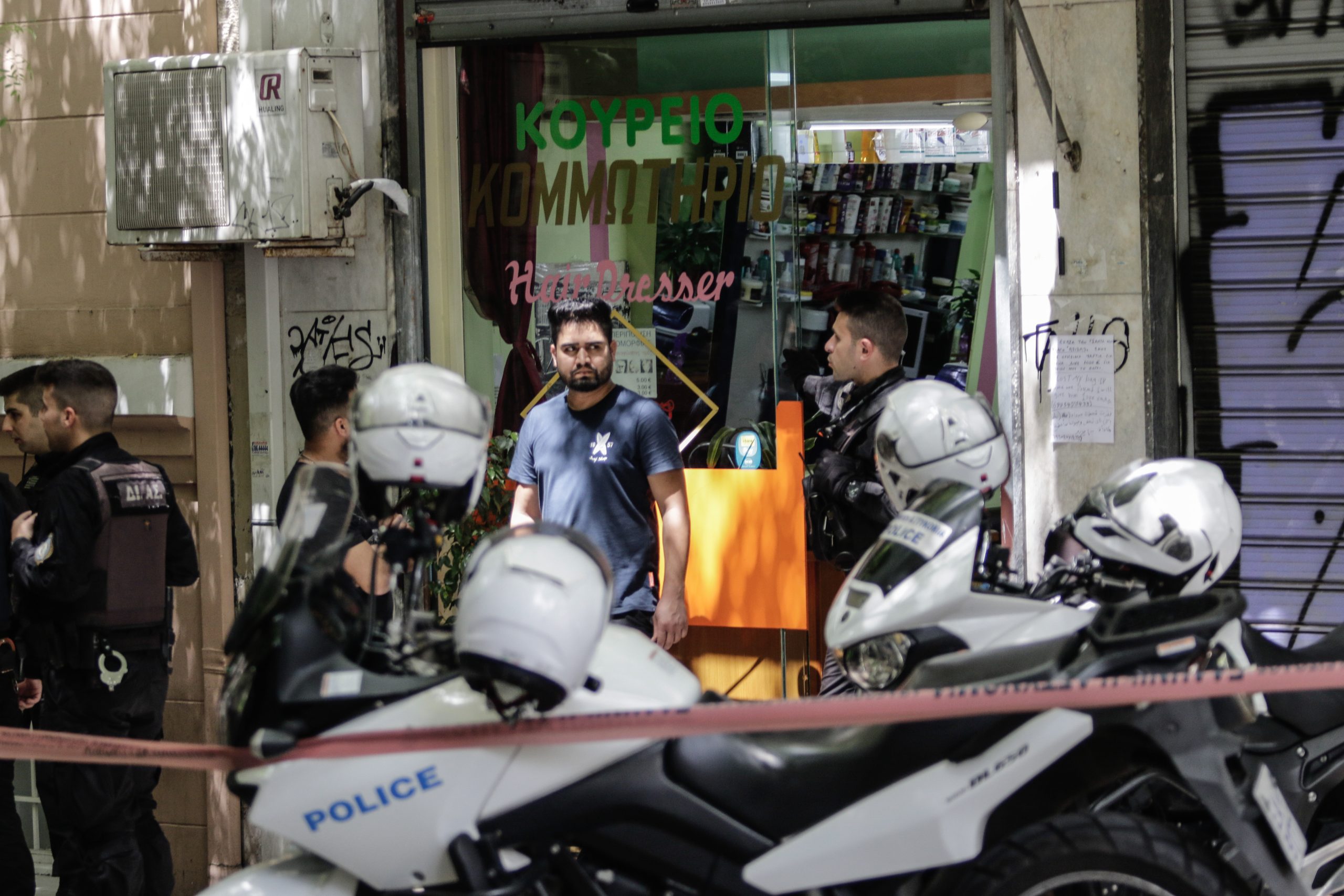 Πυροβολισμοί στην Πλατεία Βικτωρίας - Ένας τραυματίας (Εικόνες)