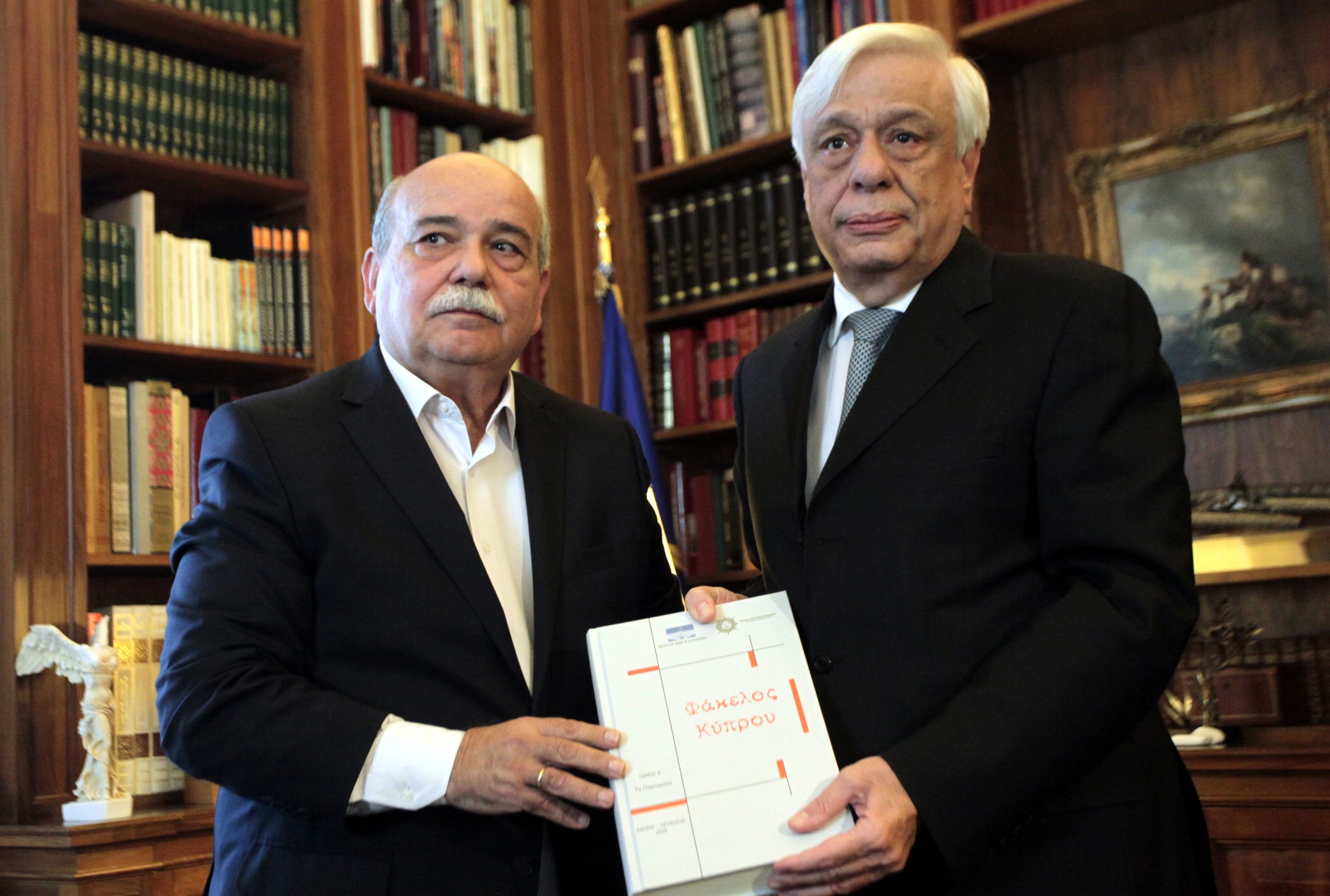 Στον πρωθυπουργό οι τέσσερις πρώτοι τόμοι του Φακέλου της Κύπρου