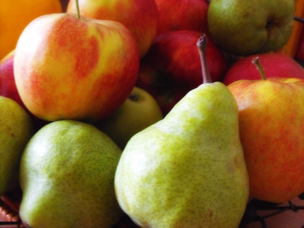 Pears__Apples Δέσμευσαν 2,6 τόνους μήλα και αχλάδια, αγνώστου προελεύσεως, από τον Πειραιά