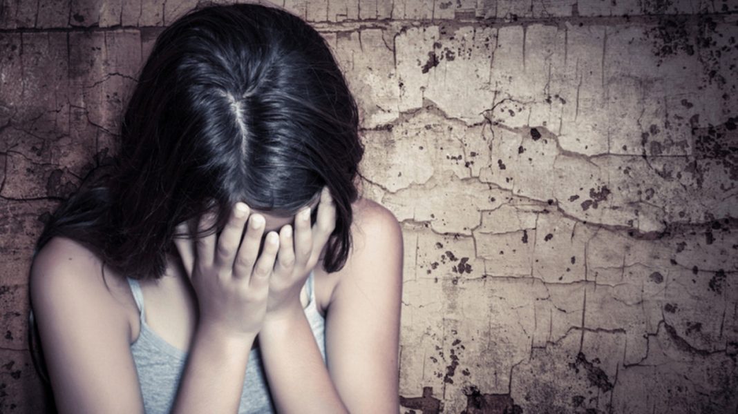 Στον ανακριτή ο 43χρονος που βίαζε τη 13χρονη αφού πρώτα νάρκωνε τον πατέρα της