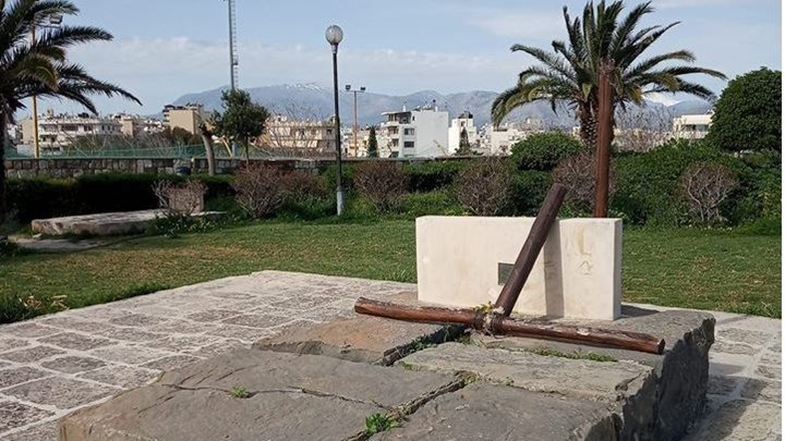 720_639502_787f4bfe25-b7931f7cab489751 Έσπασε ο σταυρός στον τάφο του Καζαντζάκη (ΦΩΤΟ)