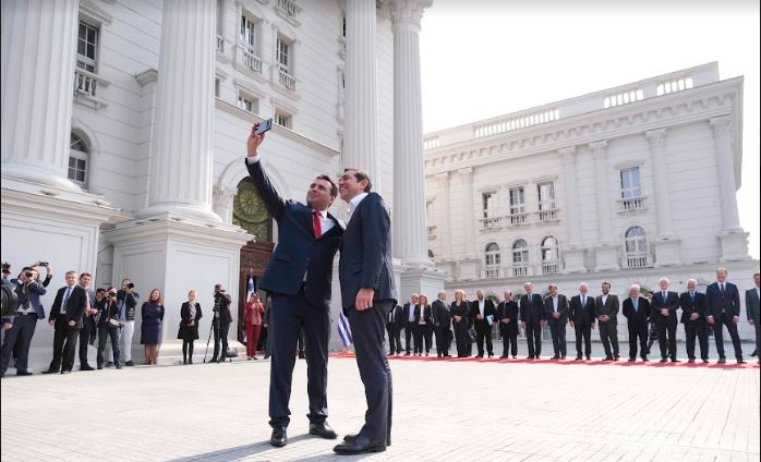 Ιδού η περίφημη selfie που έβγαλε ο Ζάεφ με τον Τσίπρα