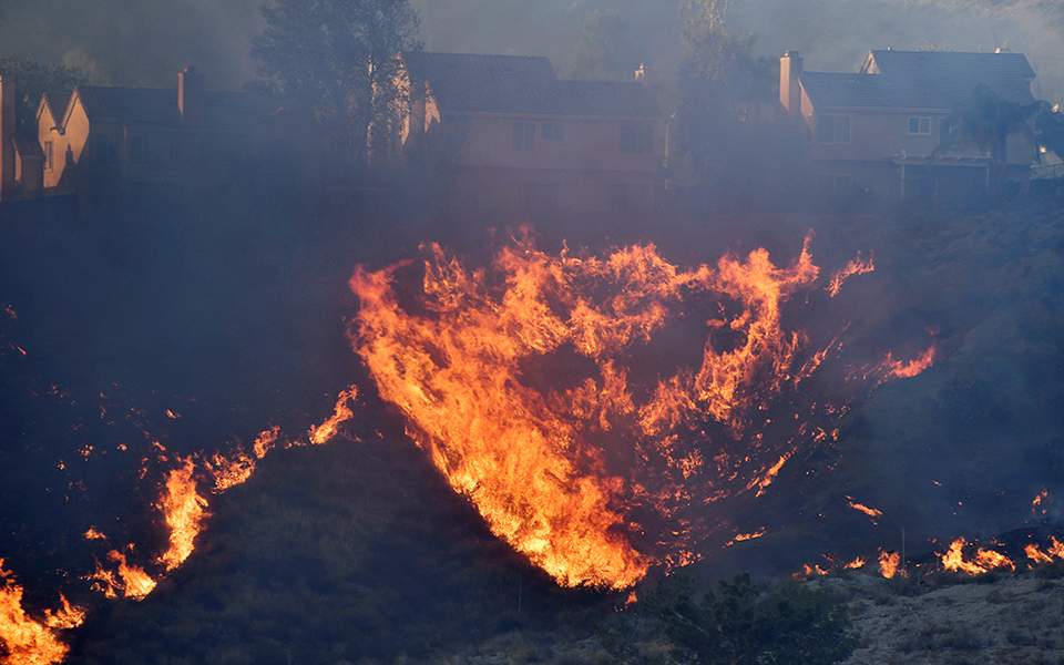 Σαρώνουν οι πυρκαγιές τη νότια Καλιφόρνια - Εντολή για εκκένωση σπιτιών    