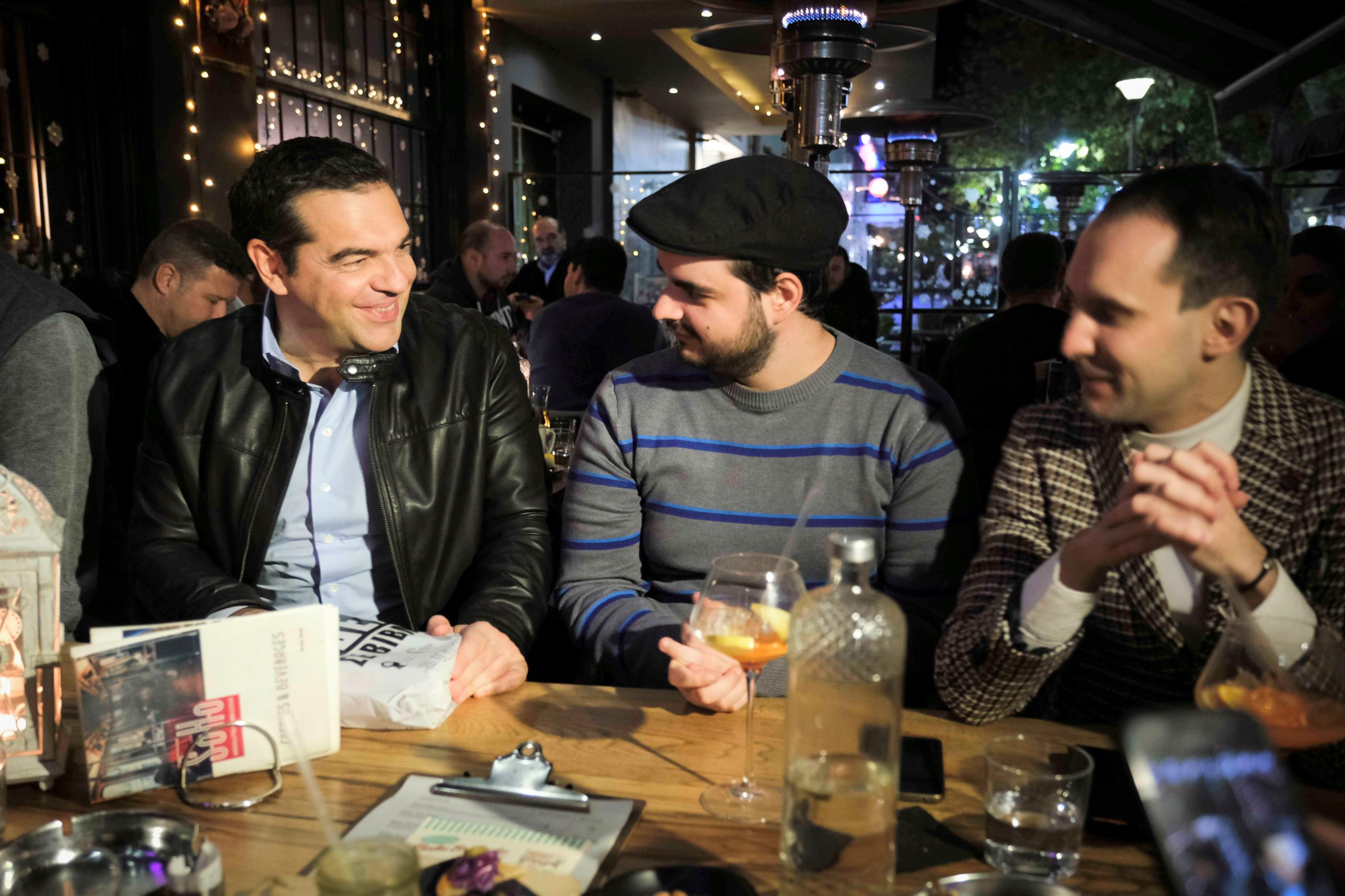 Για χαλαρό ποτό σε μπαρ της Αλεξανδρούπολης ο Αλέξης Τσίπρας