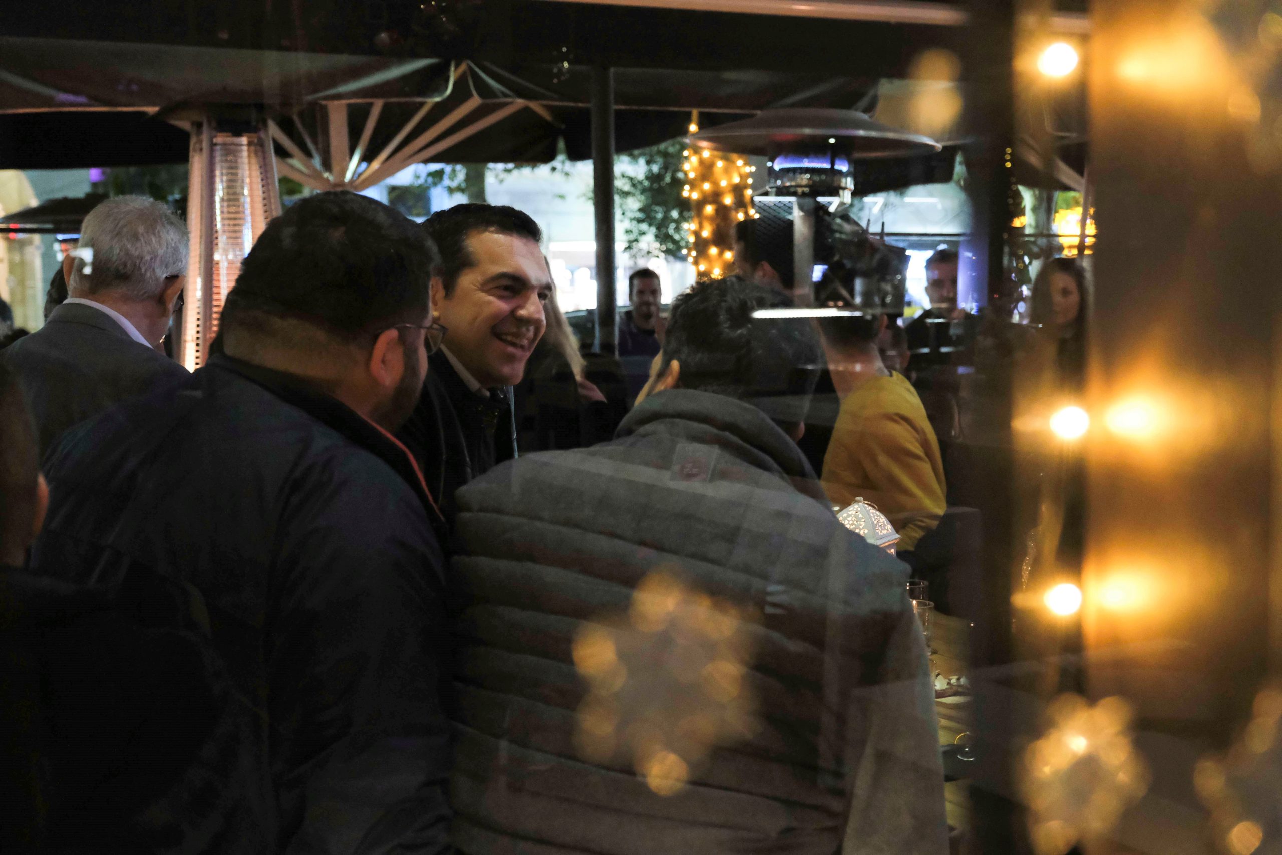 Για χαλαρό ποτό σε μπαρ της Αλεξανδρούπολης ο Αλέξης Τσίπρας