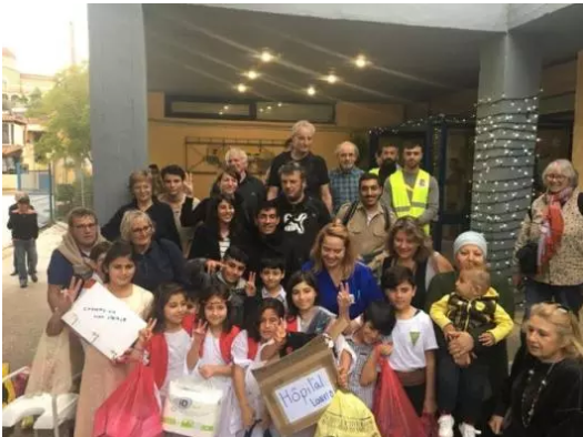 Κούρδοι πρόσφυγες δώρισαν ιατρικό υλικό στο Κέντρο Υγείας Λαυρίου