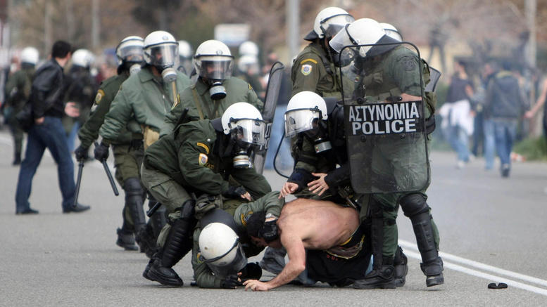 Guardian: Νέο ρεπορτάζ- κόλαφος για την αστυνομική βία που καίει την κυβέρνηση- Συνεχίζεται ο διεθνής διασυρμός της Ελλάδας 
