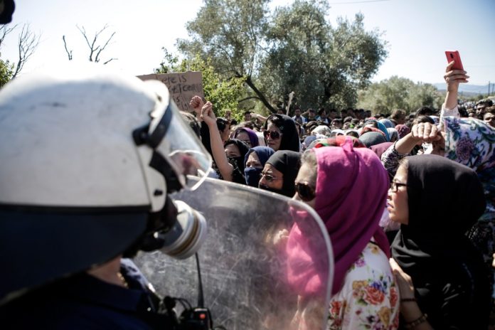 Guardian: Απάνθρωπο και καταδικασμένο να αποτύχει το σχέδιο αντιμετώπισης του προσφυγικού της Ελλάδας - Η ΕΕ πρέπει να παρέμβει