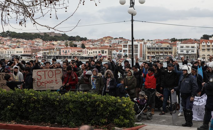 6c25908d202247a4b2863938b9192d1b Περιφερειάρχης Β. Αιγαίου για νέες διαδηλώσεις στη Λέσβο: Θα έχουμε συγκρούσεις - Για γέλια το πλωτό φράγμα