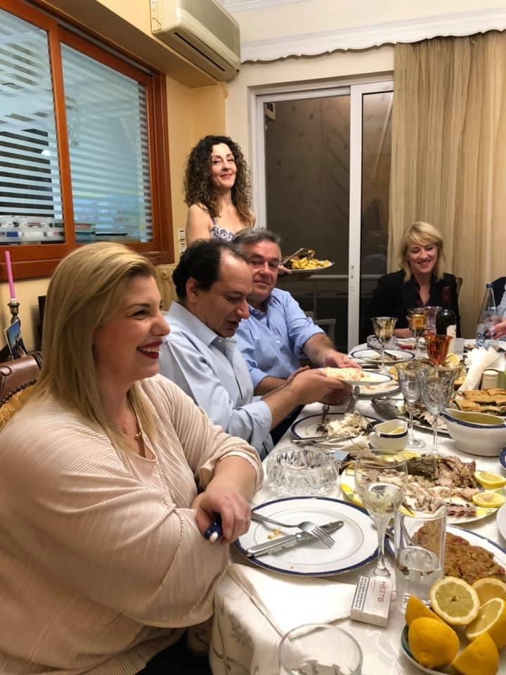 Ο Παύλος Πολάκης έκλεισε τα 55 - Ποιοι από τον ΣΥΡΙΖΑ πήγαν στο σπίτι του και ποια χόρεψε ζεϊμπέκικο