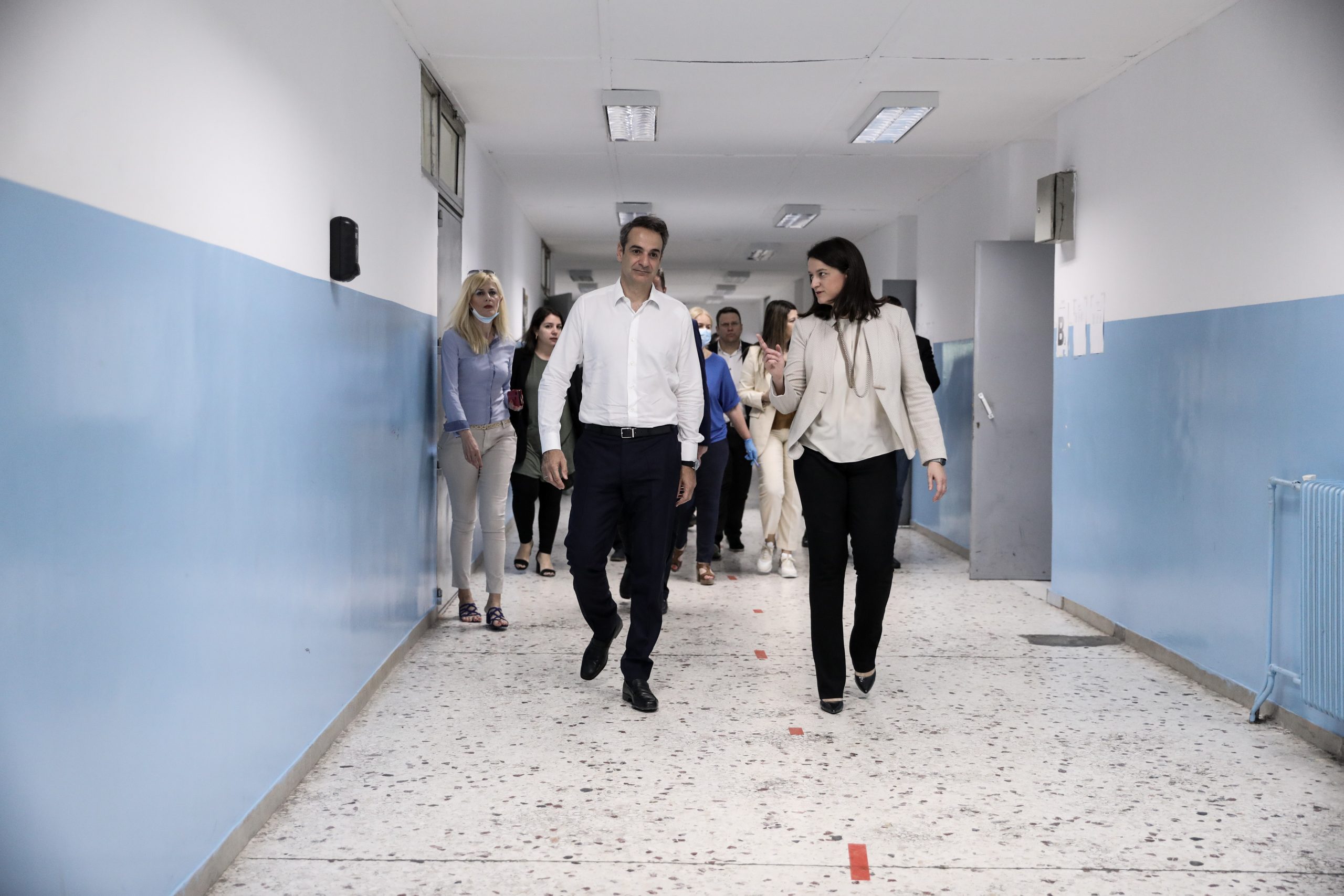 Χωρίς μέτρα προστασίας ο Μητσοτάκης σε αίθουσα διδασκαλίας 