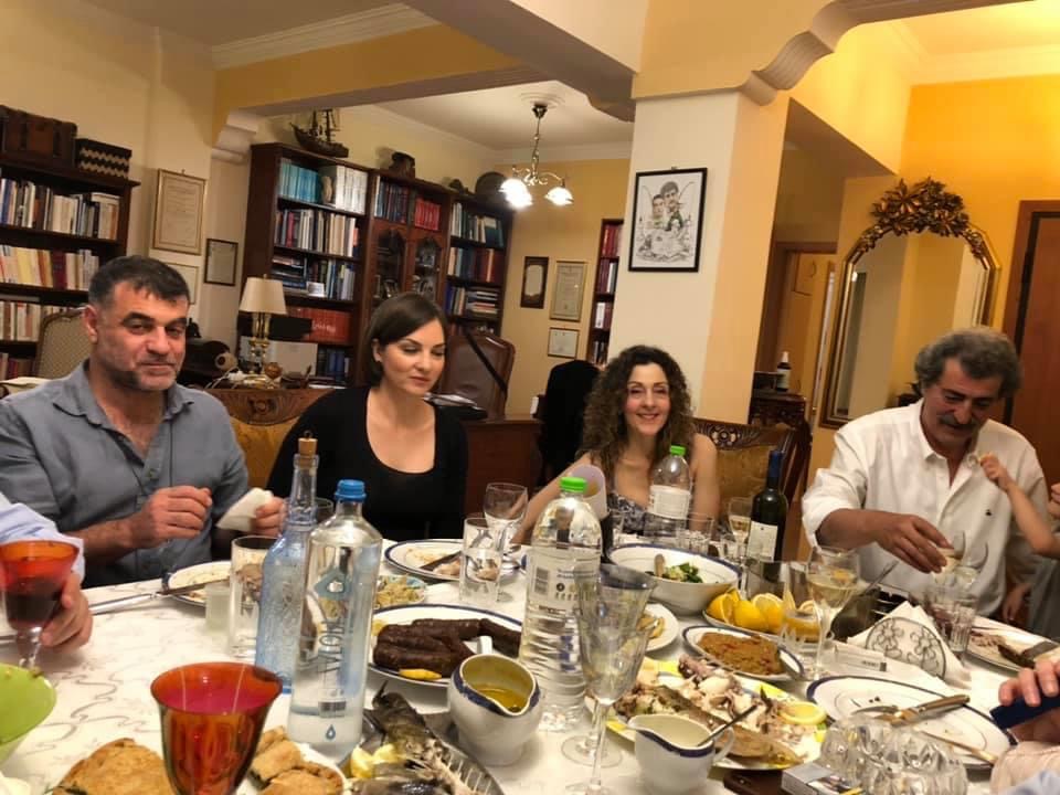Ο Παύλος Πολάκης έκλεισε τα 55 - Ποιοι από τον ΣΥΡΙΖΑ πήγαν στο σπίτι του και ποια χόρεψε ζεϊμπέκικο