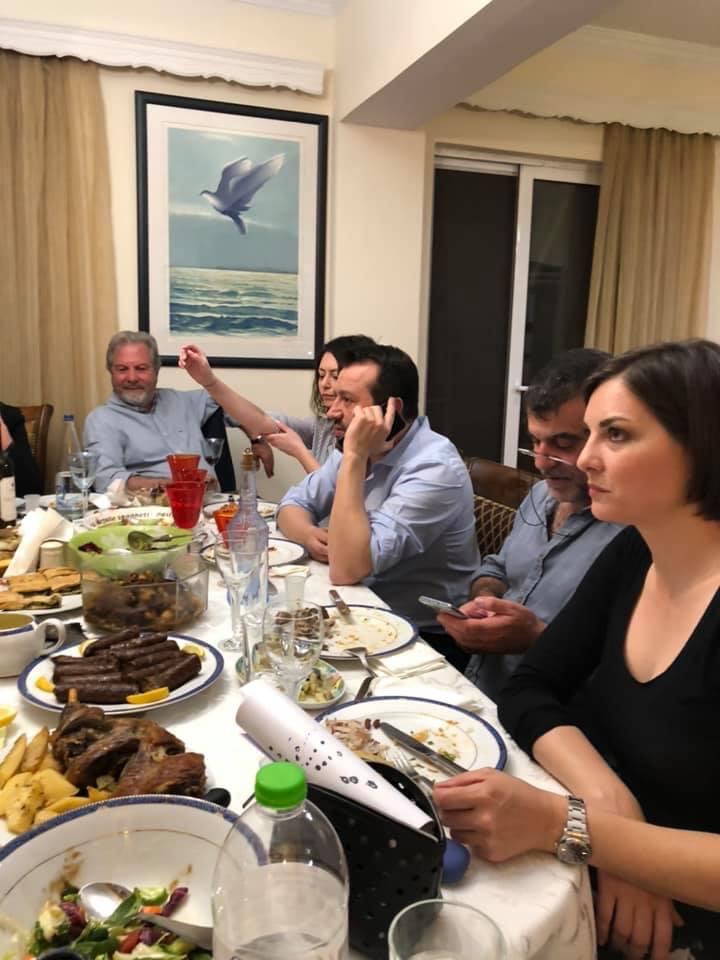 Ο Παύλος Πολάκης έκλεισε τα 55 - Ποιοι από τον ΣΥΡΙΖΑ πήγαν στο σπίτι του και ποια χόρεψε ζεϊμπέκικο