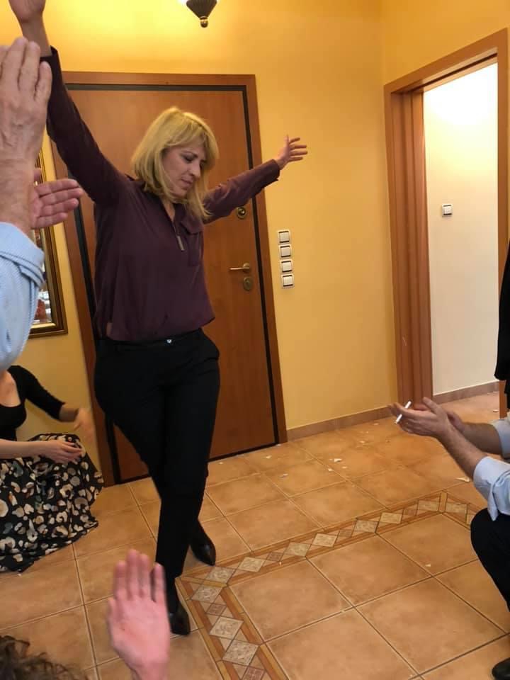 Ο Παύλος Πολάκης έκλεισε τα 55 - Ποιοι από τον ΣΥΡΙΖΑ πήγαν στο σπίτι του και ποια χόρεψε ζεϊμπέκικο