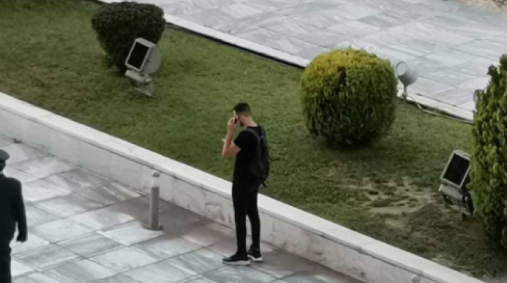 Φωτογραφία-Ντοκουμέντο: Άνδρες με ασυρμάτους και σακίδια στο προαύλιο της Βουλής