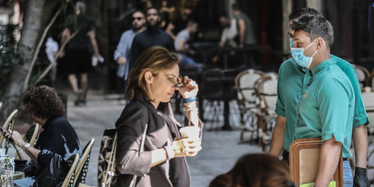 koronoios-servitoroi-memaska-se-kafeteria Κορωνοϊός: Τι συζητούν οι λοιμωξιολόγοι - Τα νέα μέτρα που εξετάζονται