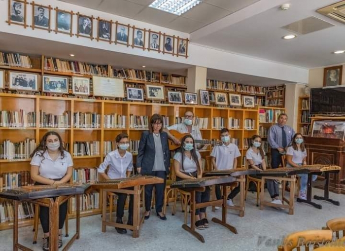 Θα αναρωτιόταν κανείς, είναι αυτή εικόνα για πρωην υπουργούς και την ΠτΔ την ώρα που τα κρούσματα ξεπερνούν τα 6.000 στη χώρα μας; 