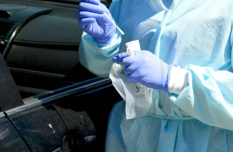Κορωνοϊός: Απροστάτευτες οι Κυκλάδες – Μεταφέρεται στην Αθήνα ο μοριακός αναλυτής