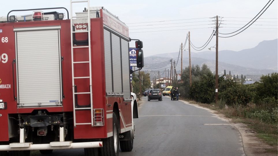 pyrosvestiki_9 Φωτιά σε σπίτι στο Πέραμα - Ανασύρθηκε νεκρός ηλικιωμένος