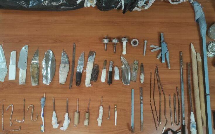 Ναρκωτικά, αυτοσχέδια όπλα και αλκοόλ εντοπίστηκαν στις φυλακές Τρικάλων