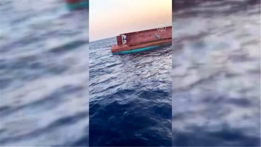 Σύγκρουση ελληνικού τάνκερ με τουρκικό ψαροκάικο σημειώθηκε στη θαλάσσια περιοχή ανοιχτά της Μερσίνης.  Σύμφωνα με όσα μεταδίδουν τα τουρκικά Μέσα Ενημέρωσης, από τη σύγκρουση υπάρχουν πέντε αγνοούμενοι ψαράδες. Σύμφωνα με τις μέχρι τώρα πληροφορίες, το αλιευτικό σκάφος «Polatbey» ανατράπηκε μετά από σύγκρουση με δεξαμενόπλοιο με ελληνική σημαία. H σύγκρουση του τάνκερ με το ψαροκάικο έγινε 15 ναυτικά μίλια ανοικτά της περιοχής Καρατάς των Αδάνων γύρω στις 05:50 το πρωί, μεταδίδει το Anadolu, ενώ έχει ξεκινήσει επιχείρηση έρευνας και διάσωσης των αγνοούμενων ατόμων που επέβαιναν στο τουρκικό σκάφος.  Εικόνες από την σύγκρουση ανοικτά της Μερσίνης Όπως ανέφερε η διοίκηση της τουρκικής Ακτοφυλακής, στην επιχείρηση μετέχουν τρία σκάφη της και μια ομάδα από δύτες. 
