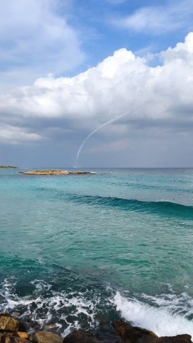 Μοναδικές εικόνες είδαν οι κάτοικοι του Πρωταρά στην Κύπρο όπου σχηματίστηκε υδροστρόβιλος στη θαλάσσια περιοχή το πρωί του Σαββάτου (12/12).  Το εντυπωσιακό φαινόμενο καταγράφηκε σε κοντινή απόσταση από την ακτή και αρκετοί κάτοικοι «ανέβασαν» φωτογραφίες και βίντεο σε Μέσα Κοινωνικής Δικτύωσης.