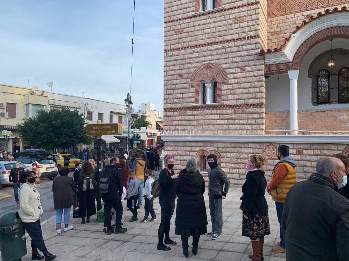 Ουρές μέχρι εκεί που φτάνει το μάτι στον Άγιο Δημήτριο στο Μπραχάμι. Οι πιστοί έσπευσαν στην εκκλησία για να πάρουν αγιασμό και ο συνωστισμός δεν αποφεύχθηκε. Ατελείωτες ουρές σχηματίζουν οι πιστοί στον Άγιο Δημήτριο στο Μπραχάμι προκειμένου να πάρουν αγιασμό μετά την λειτουργία των Θεοφανείων.