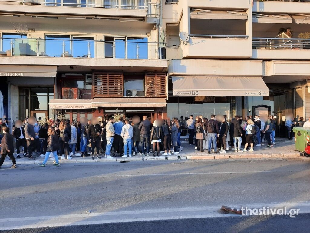 Κορονοϊός: “Πλημμύρισαν” από κόσμο πλατείες σε Αττική, Θεσσαλονίκη και Πάτρα