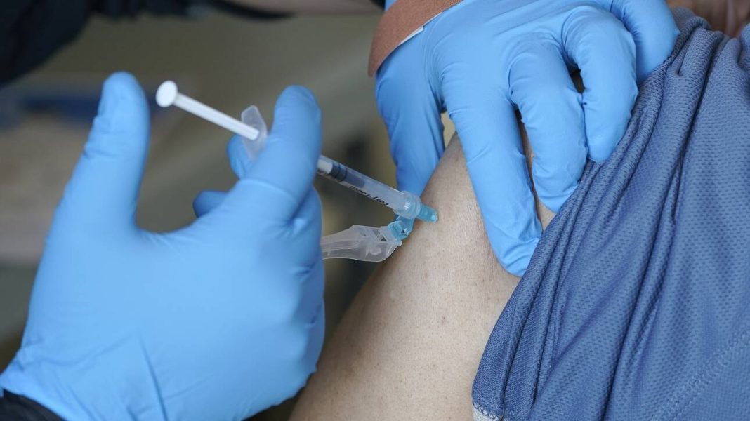 Κορωνοϊός: Ανοιχτό το ενδεχόμενο να γίνει η τρίτη δόση εμβολίου σε όλους