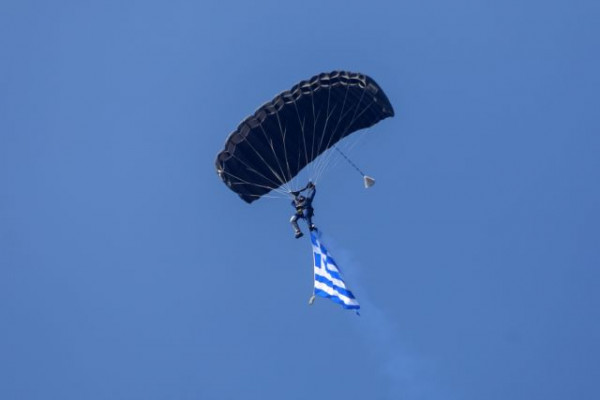 28η Οκτωβρίου: Οι αλεξιπτωτιστές με εντυπωσιακό τρόπο παραδίδουν τη σημαία στην ΠτΔ (Βίντεο)