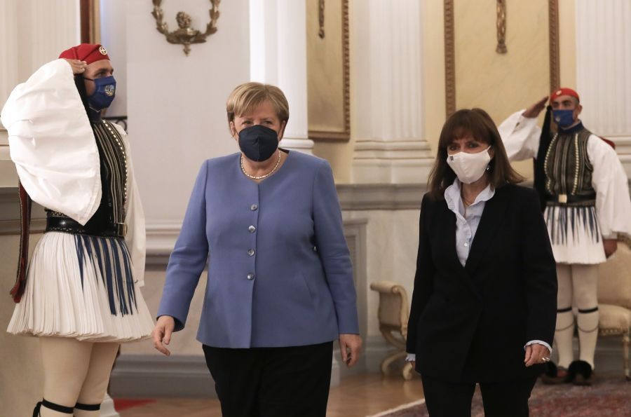 Σακελλαροπούλου σε Μέρκελ: Μόνη η Ελλάδα απέναντι στον οικονομικό κυκεώνα